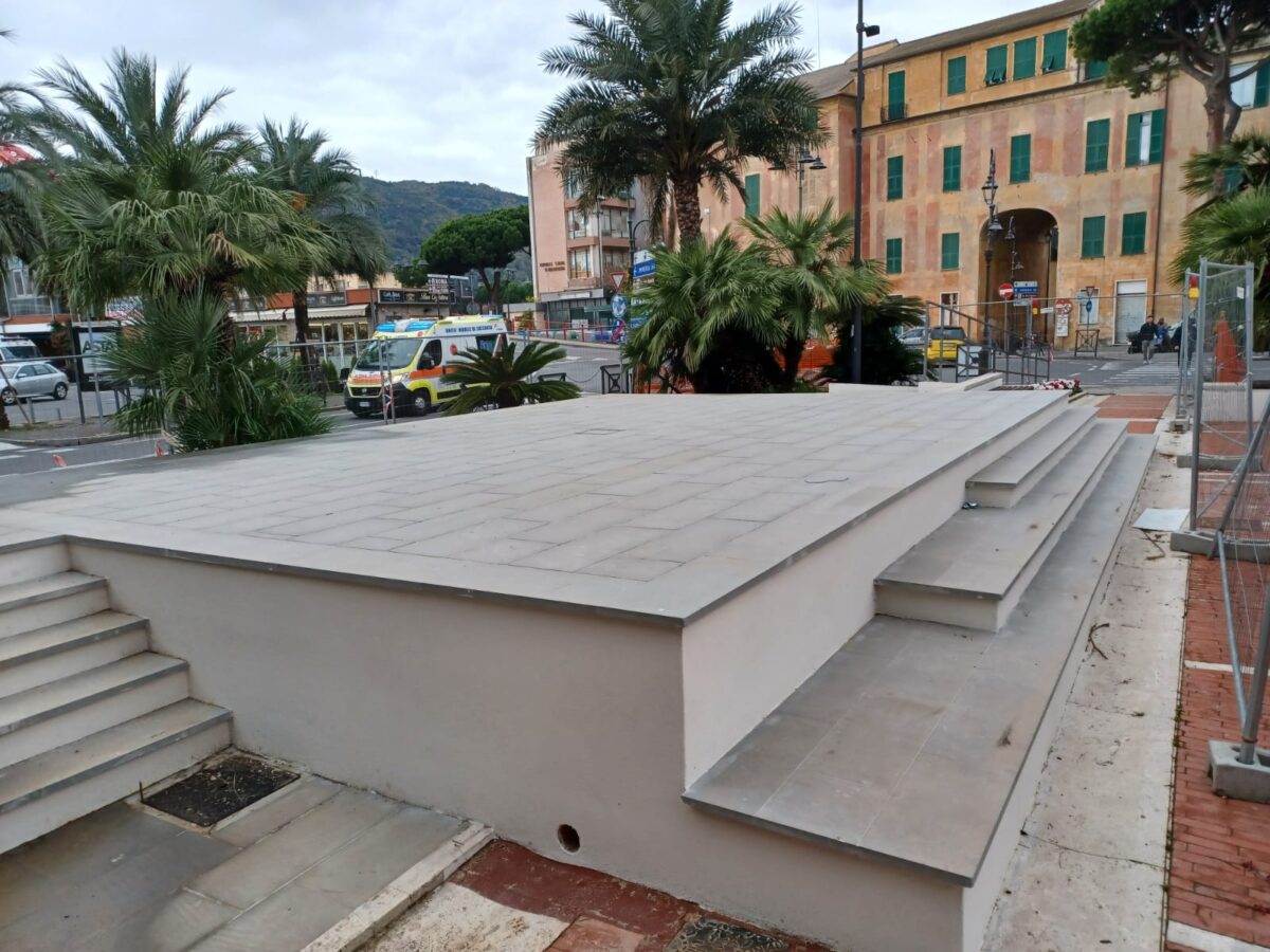 palco fisso piazza del popolo ad Albenga