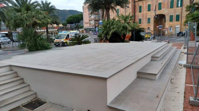 palco fisso piazza del popolo ad Albenga