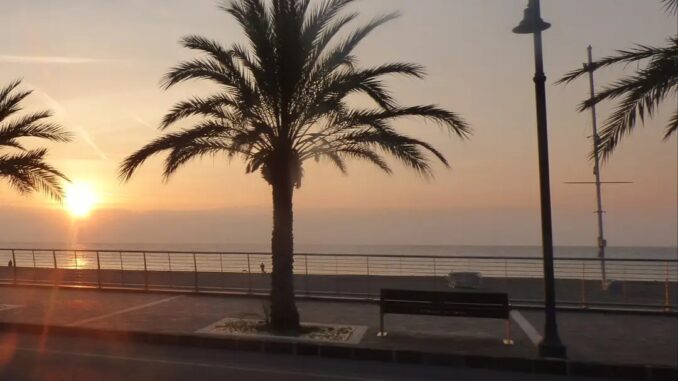 sale il sole sul lungomare di Albenga