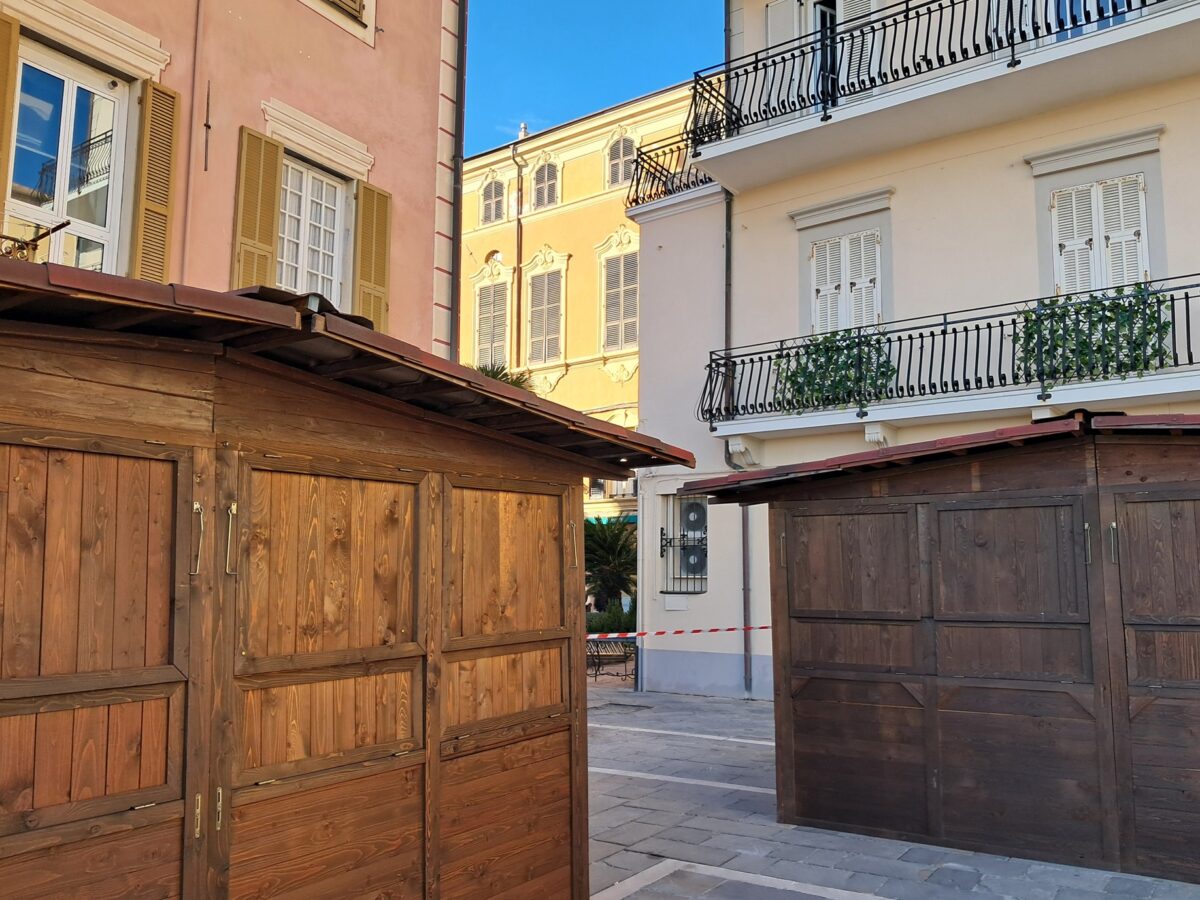 Allestimento delle casette per la Fiera De.Co. in Piazza Beniscelli