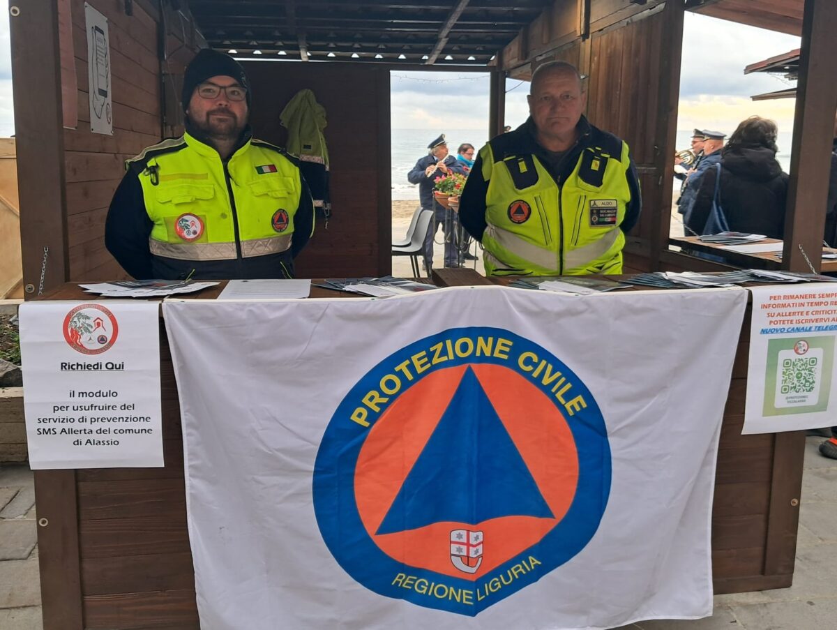 I volontari del Gruppo Comunale di Protezione Civile durante la Fiera De.Co. dei giorni scorsi in Piazza Beniscelli
