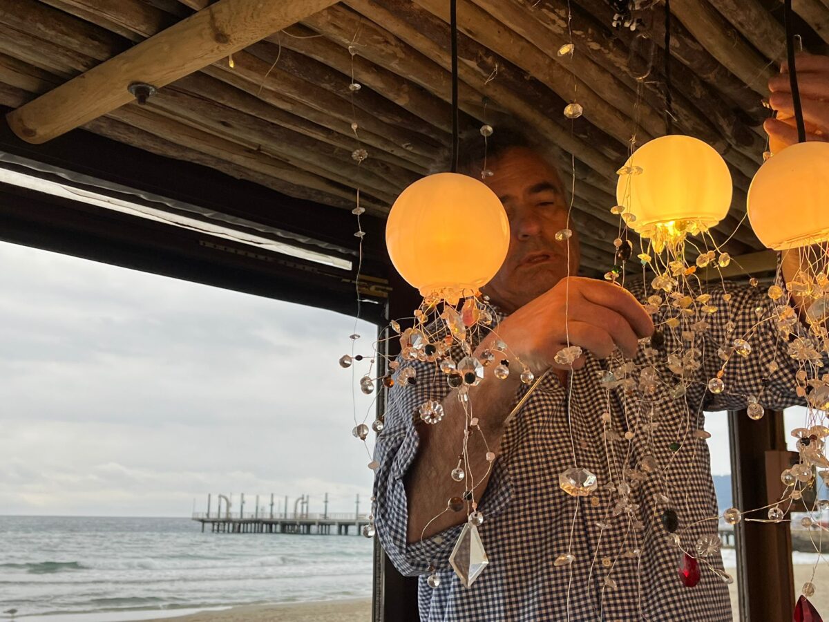 Installazione di Bertrand Cazenave alla pizzeria Mani di Alassio