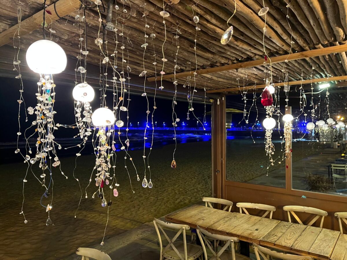 Installazione di Bertrand Cazenave alla pizzeria Mani di Alassio