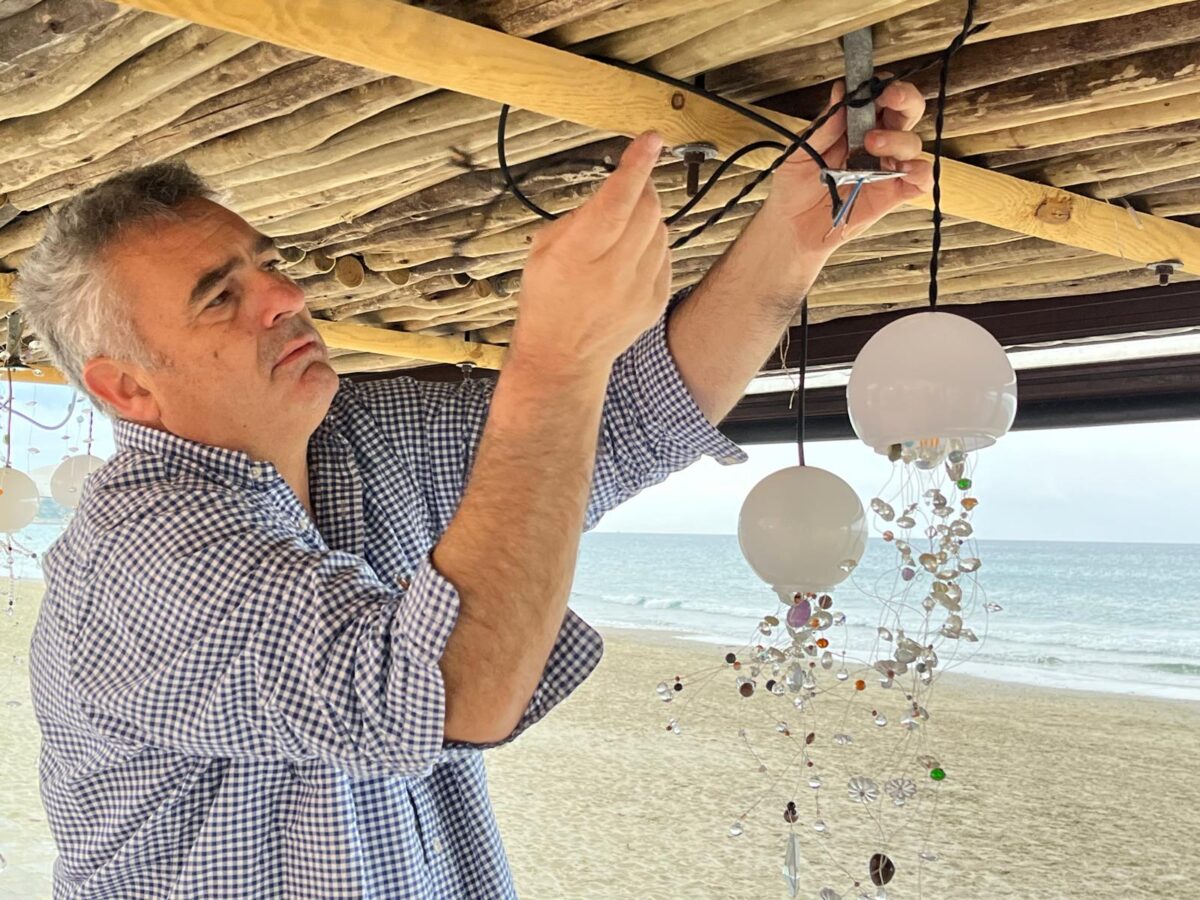 Installazione di Bertrand Cazenave alla pizzeria Mani di Alassio