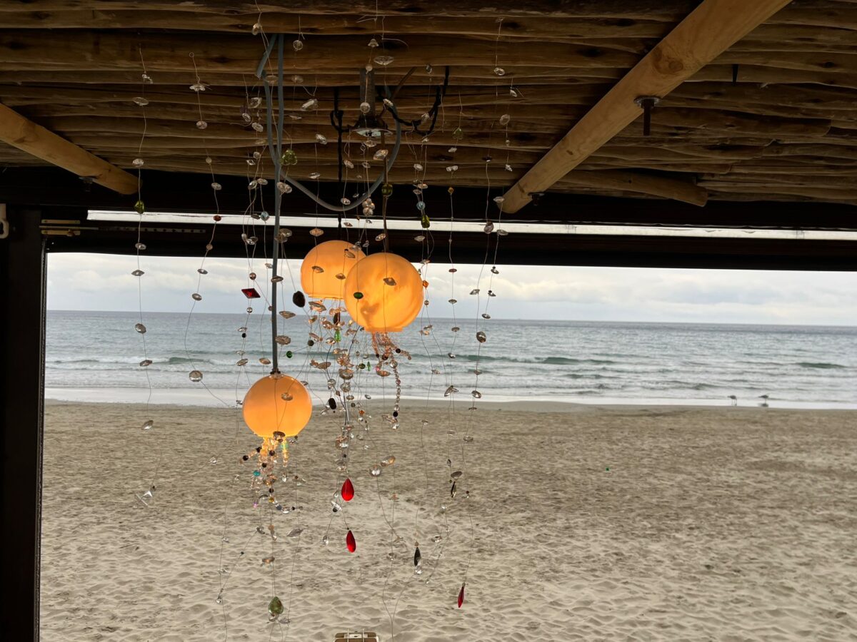 Installazione di Bertrand Cazenave alla pizzeria Mani di Alassio