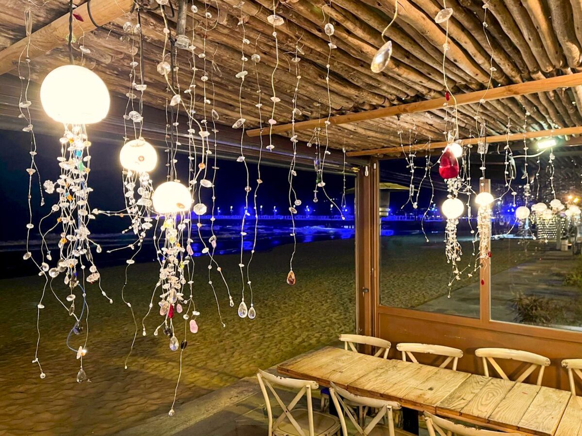 Installazione di Bertrand Cazenave alla pizzeria Mani di Alassio