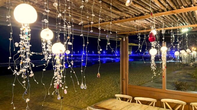 Installazione di Bertrand Cazenave alla pizzeria Mani di Alassio