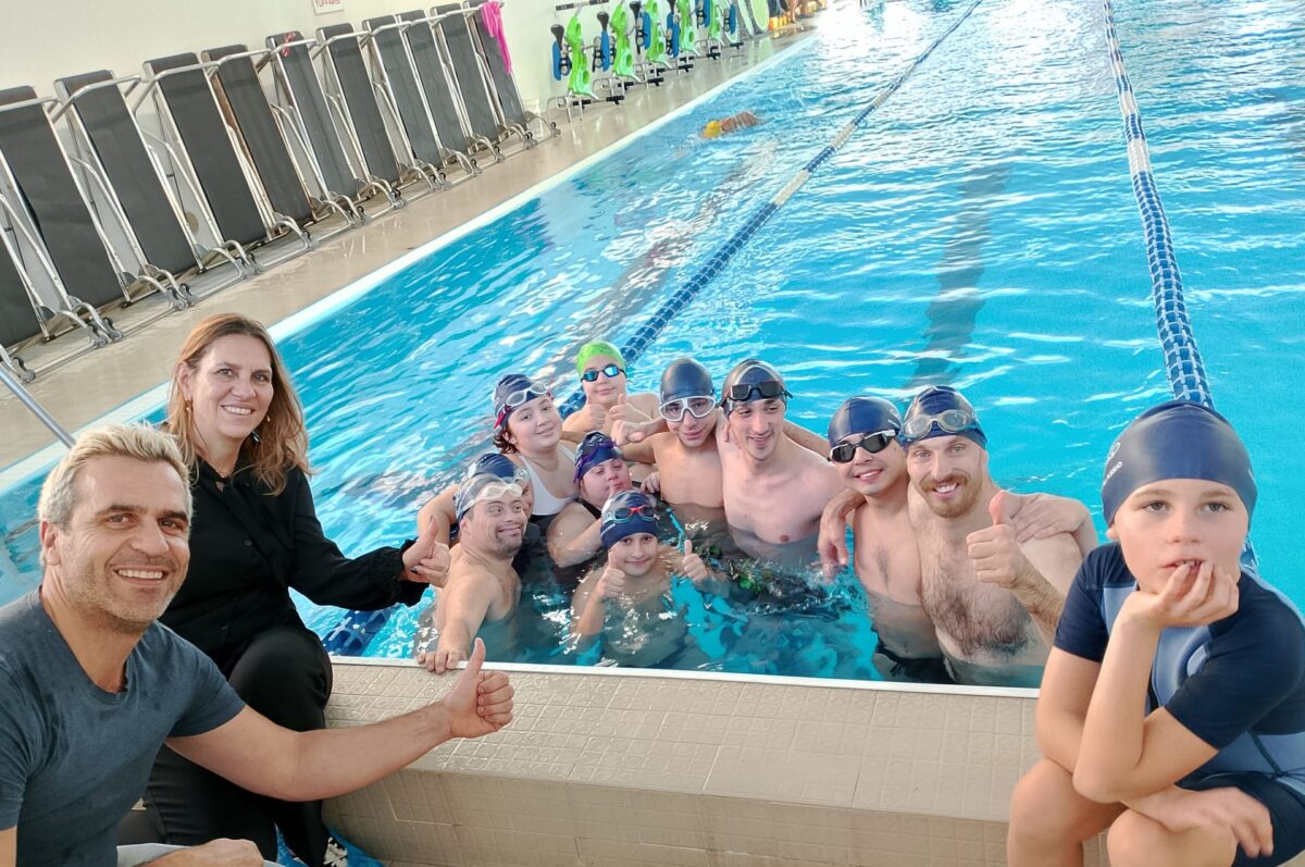 La squadra di Gesco Nuoto Alassio con la sorella e il fratello di Simone Rossi, Raffaella e Matteo