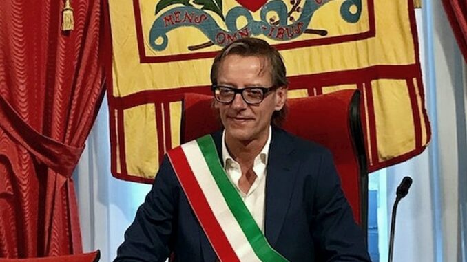 Riccardo Tomatis sindaco di Albenga con la fascia tricolore