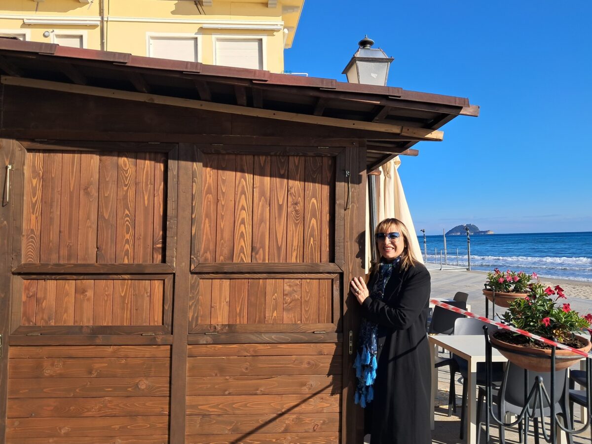 assessore al Commercio Franca Giannotta durante allestimento delle casette per la Fiera De.Co. in Piazza Beniscelli