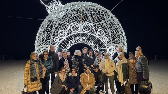 Il gruppo di Cucito creativo del Centro Sociale comunale di Molino Nuovo con il sindaco Mauro Demichelis e l’Assessore alle Politiche sociali Monica Risso