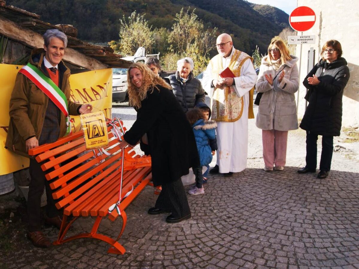 panchina arancione a Ortovero