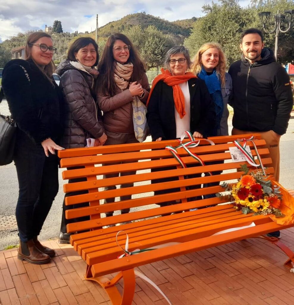 panchina arancione a Ortovero