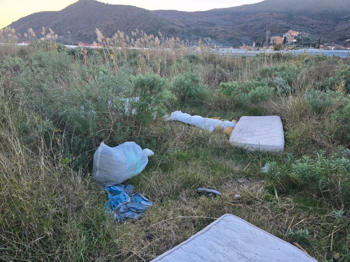 rifiuti abbandonati ad Albenga
