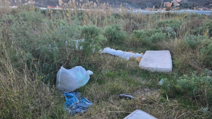 rifiuti abbandonati ad Albenga