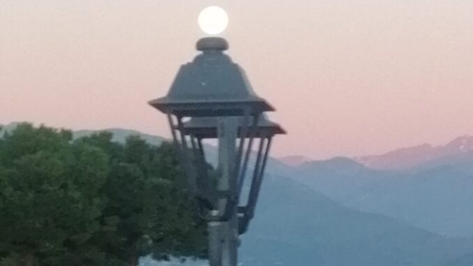 quando la luna sale sul lampione