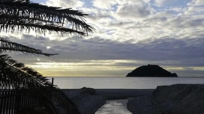 c'è un'isola oltre la foce del centa