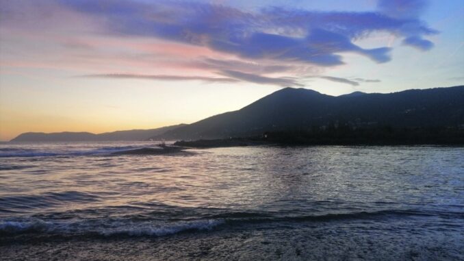 il mare insegue la costa