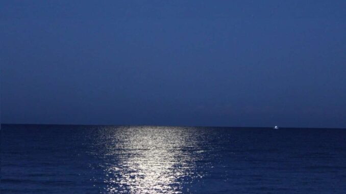 la luna nel blu marino