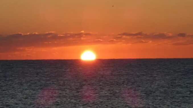 una palla di sole sul mare