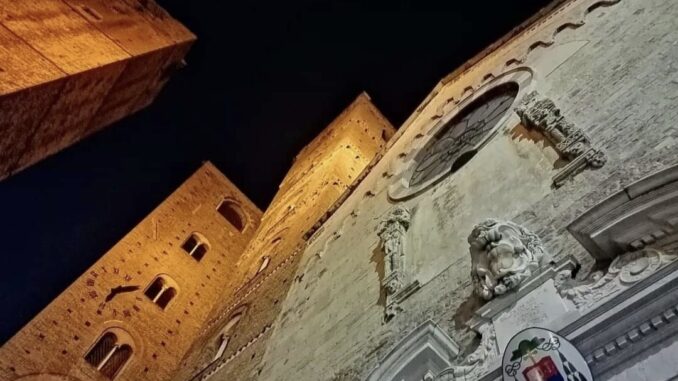 le torri s'alzano ne cielo