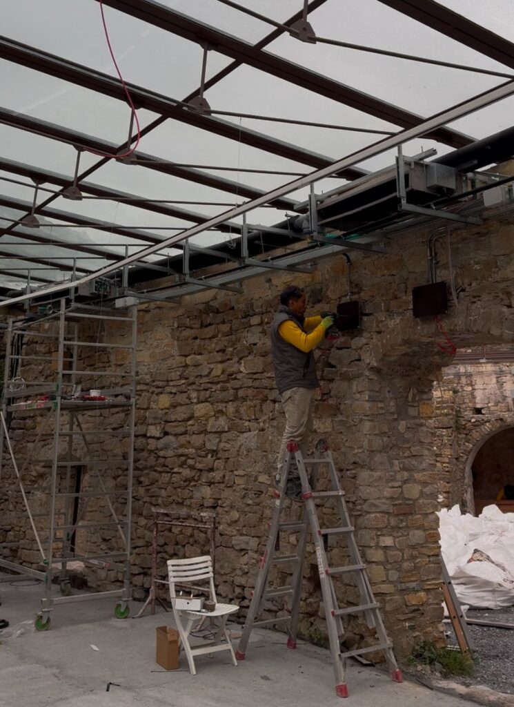 Operaio al lavoro all'Interno del Paraxo di Borgo Castello
