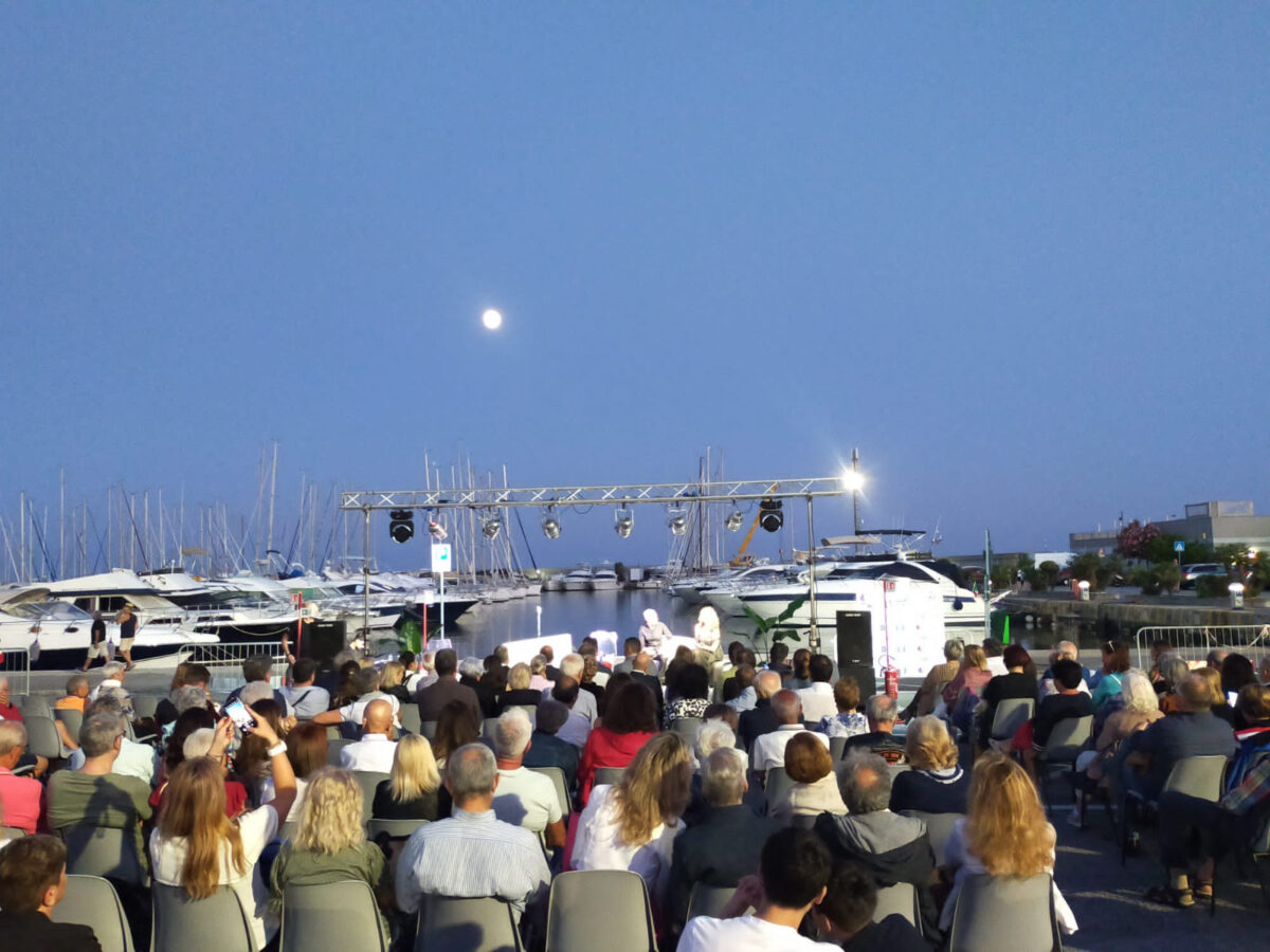 Porto sotto le stelle_ platea_scenario sul porto