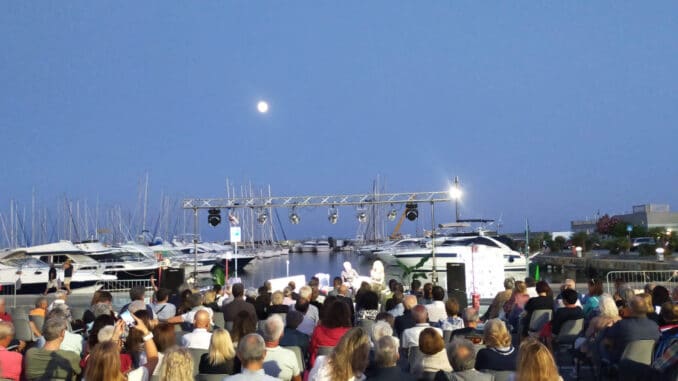 Porto sotto le stelle_ platea_scenario sul porto