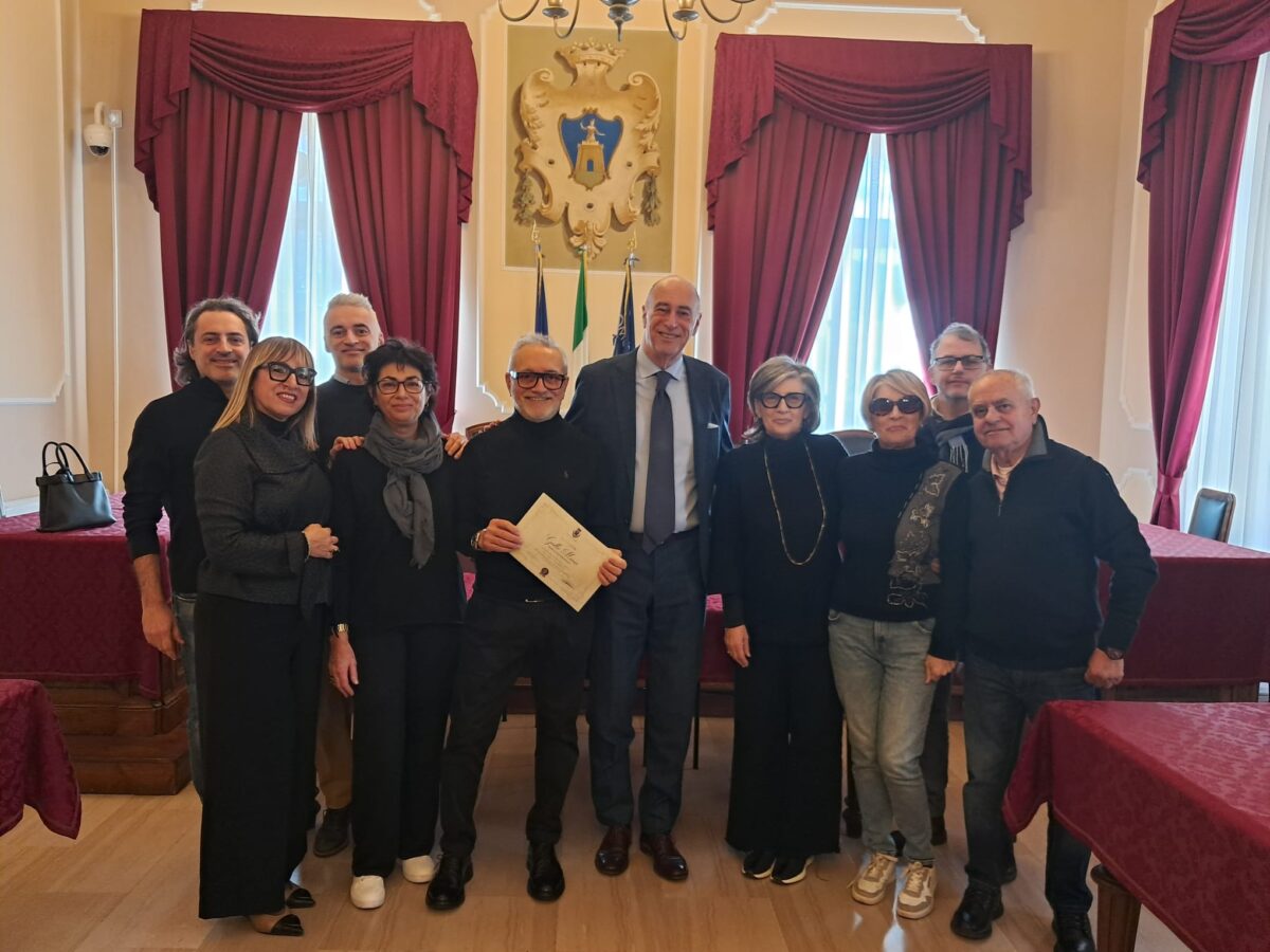amministrazione comunale di Alassio omaggia Mario Gallo per il suo contributo al commercio locale (1)