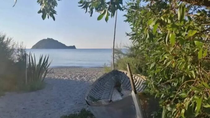 la barca attende l'isola