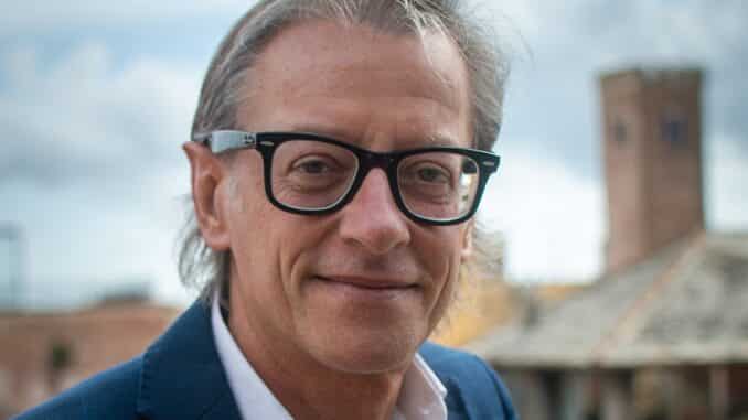 Riccardo Tomatis, sindaco di Albenga; nello sfondo le celebri torri della città