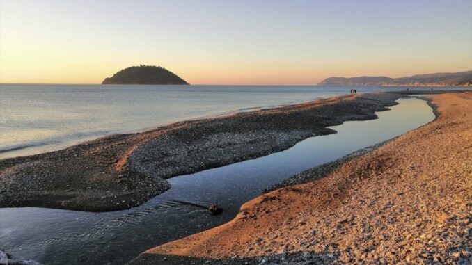 l'isola segue la riva