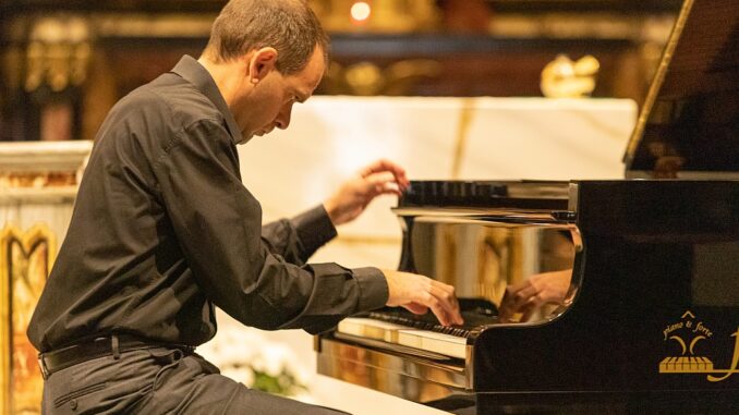Matteo Costa al pianoforte