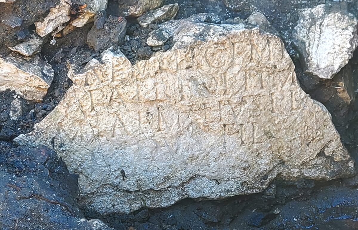 Scavo archeologico Priamar Savona - l-epigrafe rinvenuta