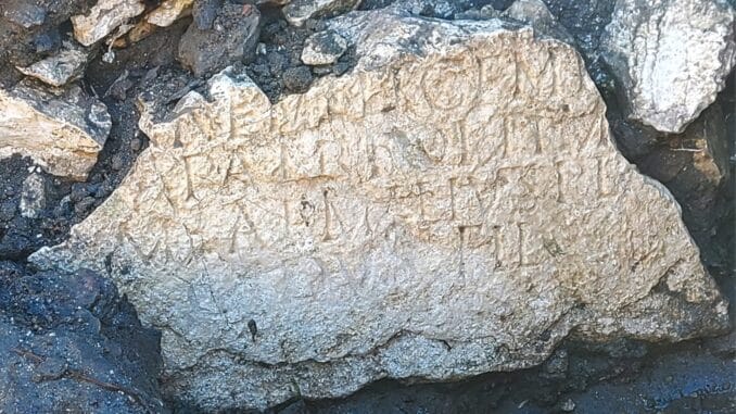 Scavo archeologico Priamar Savona - l-epigrafe rinvenuta