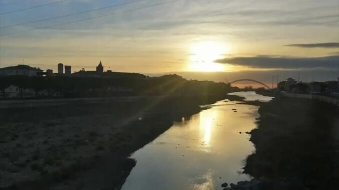 il sole scorre lungo il fiume