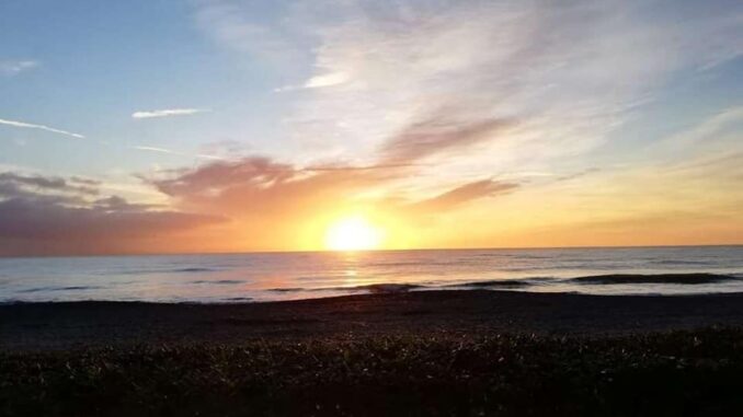 è l'alba sul mare
