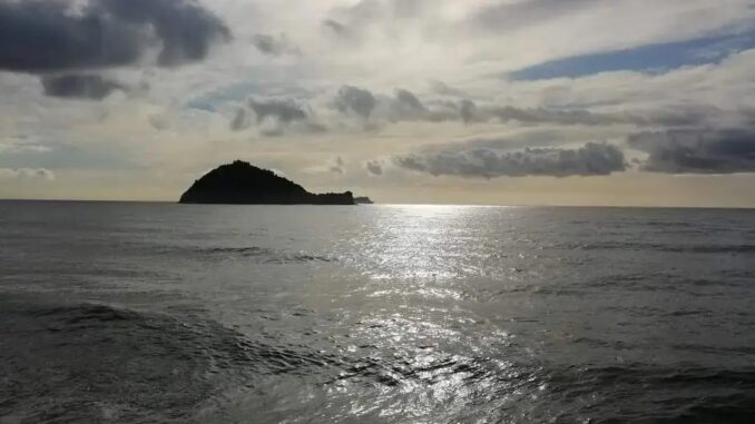 l'isola illumina il grigio del cielo