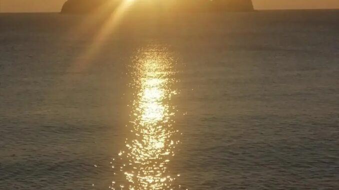 l'isola Gallinara s'illumina d'immenso