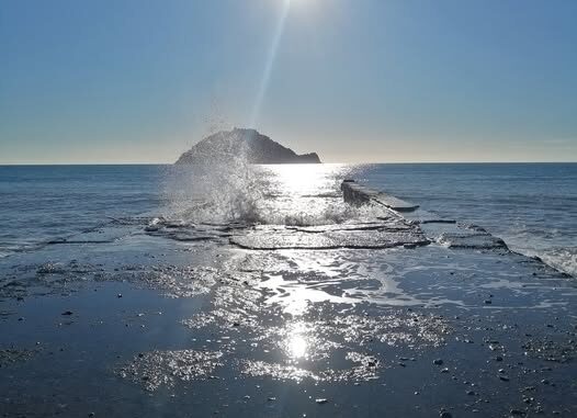 il sole si alza sulle onde del mare