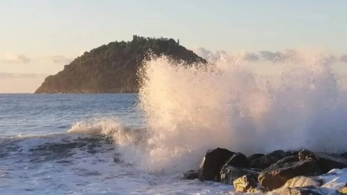 l'pnda si infrange tra l'isola e gli scogli