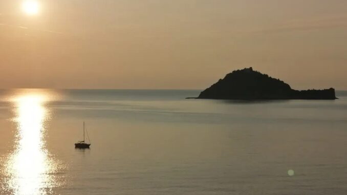 la barchetta sulla scia dell'isola