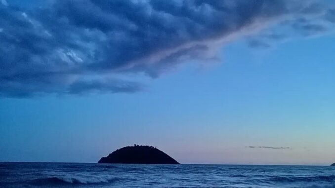 è la linea del blu tra mare e cielo