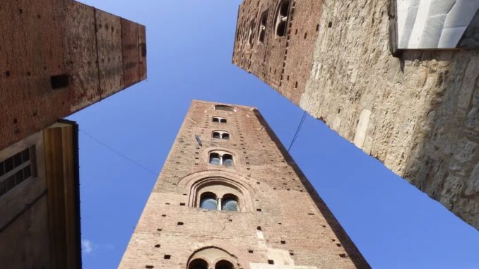 e le torri salgono nel blu