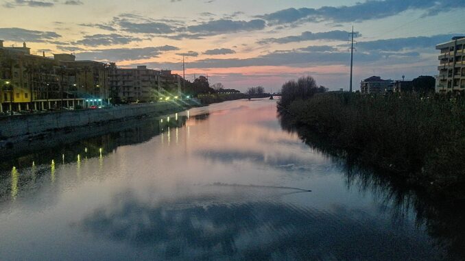 scorre lento il fiume tra due sponde