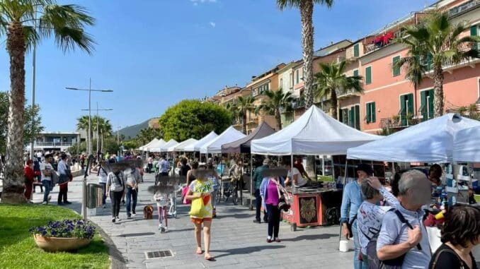 il lungomare di Loano con gli stand espositivi