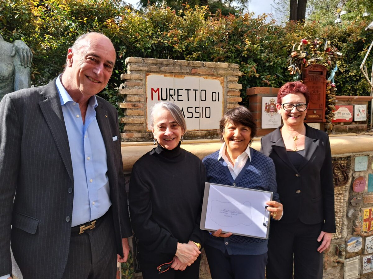 Una nuova piastrella per il Muretto di Alassio, firmata ieri dalla scrittrice Cristina Rava
