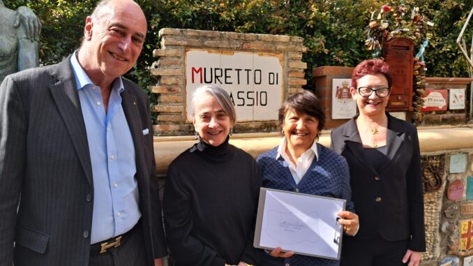Una nuova piastrella per il Muretto di Alassio, firmata ieri dalla scrittrice Cristina Rava