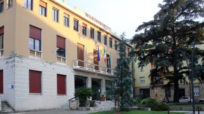 Vado Ligure via Piave, la facciata del Palazzo sede del Comune