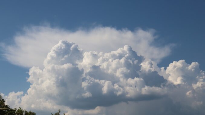 come nuvole e cielo